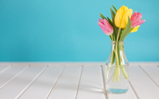 Обои картинки фото цветы, тюльпаны, tulips, tender, pink, wood, розовые, fresh, желтые, весна, yellow, букет, spring, flowers