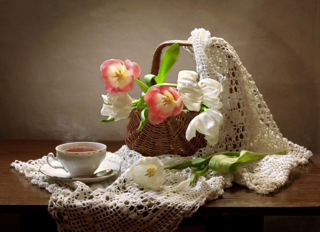 Обои картинки фото еда, напитки,  чай, корзинка, чай, тюльпаны