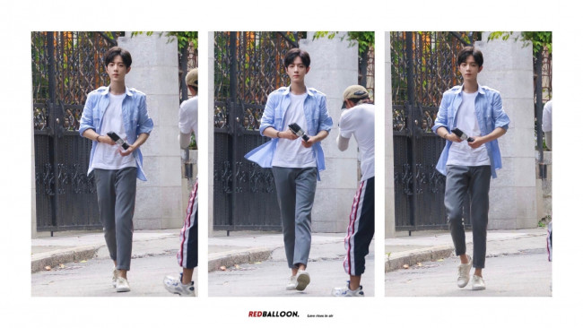 Обои картинки фото мужчины, xiao zhan, актер, рубашка, футболка, камера, ворота