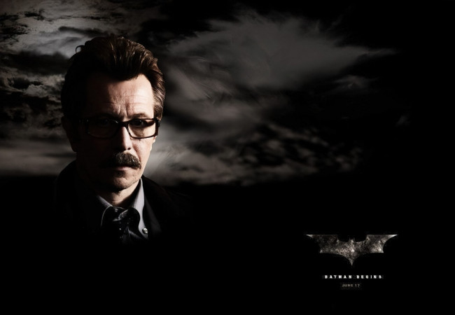 Обои картинки фото кино фильмы, batman,  begins, лицо, очки, тучи