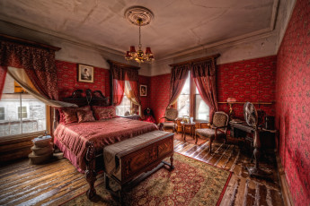 Картинка интерьер спальня красный кровать шторы