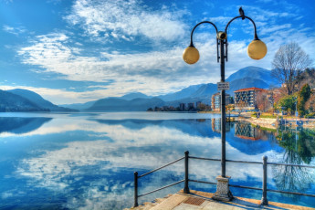 Картинка omegna italy города пейзажи горы оменья фонарь озеро орта lago dorta lake orta италия отражение