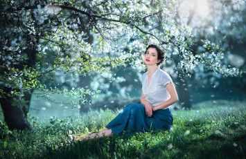 Картинка девушки -unsort+ брюнетки +шатенки весна трава образ веночек брюнетка вишня красавица