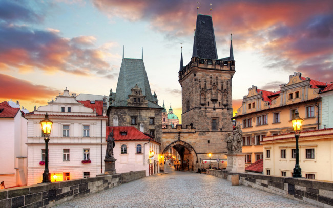 Обои картинки фото города, прага , Чехия, дома, прага, башня, арка, статуи, фонари, мост, charles, bridge