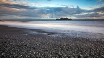 Картинка природа побережье следы берег море тучи камни галька