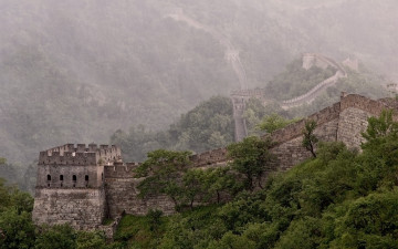 Картинка города -+исторические +архитектурные+памятники туман китай горы крепость лес стена деревья