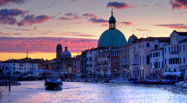 Обои картинки фото города, венеция , италия, дома, облака, небо, канал, закат, катер, здания
