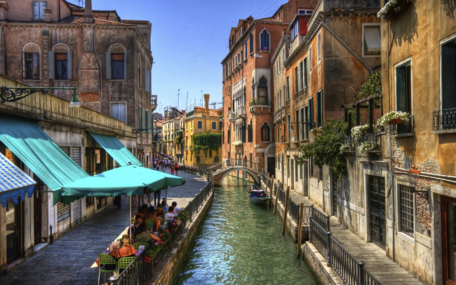 Обои картинки фото города, венеция , италия, гондола, люди, мост, дома, канал, здания, кафе