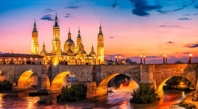 Обои картинки фото nuestra siniora del pilar,  zaragoza,  spain, города, - мосты, мост, река, закат, собор, огни