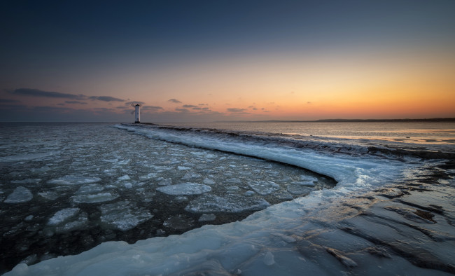 Обои картинки фото природа, маяки, море, лёд, берег, маяк, закат, зима