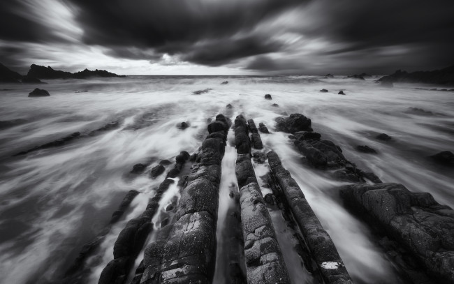 Обои картинки фото природа, побережье, черно-белая, берег, камни, море, тучи