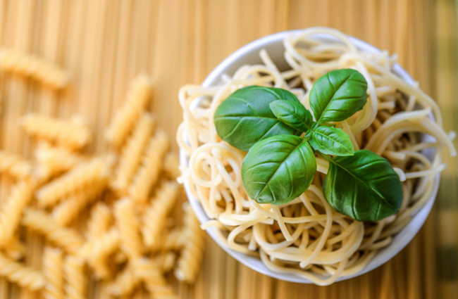 Обои картинки фото еда, макаронные блюда, базилик, макароны, спагетти, паста