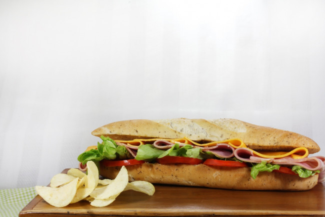 Обои картинки фото еда, бутерброды,  гамбургеры,  канапе, чипсы, помидор, ветчина