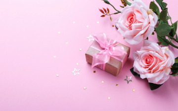 Картинка праздничные подарки+и+коробочки звездочки подарок розы
