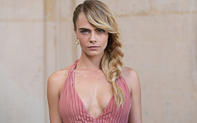 Обои картинки фото девушки, cara delevingne, декольте