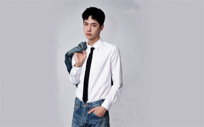 Обои картинки фото мужчины, wang yi bo, рубашка, галстук, джинсы