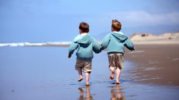 Картинка разное дети мальчики близнецы берег