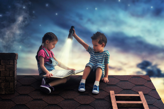 Обои картинки фото разное, дети, девочка, мальчик, книга, фонарь, крыша