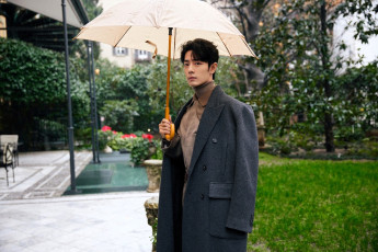 обоя мужчины, xiao zhan, актер, пальто, зонт, сад