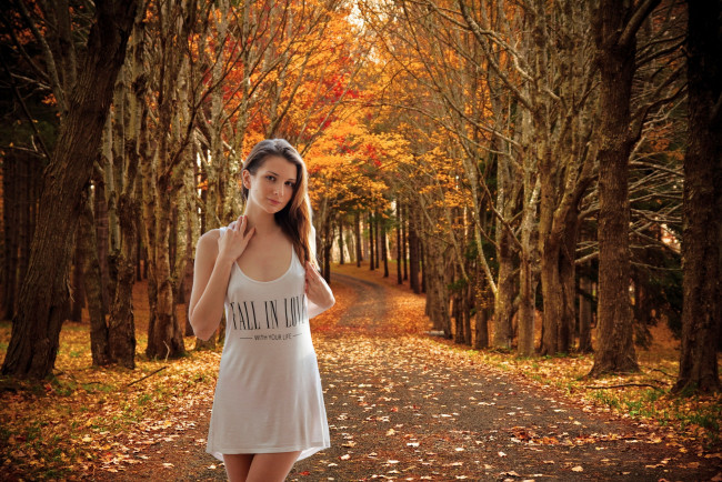 Обои картинки фото девушки, - брюнетки,  шатенки, шатенка, парк, осень, листопад