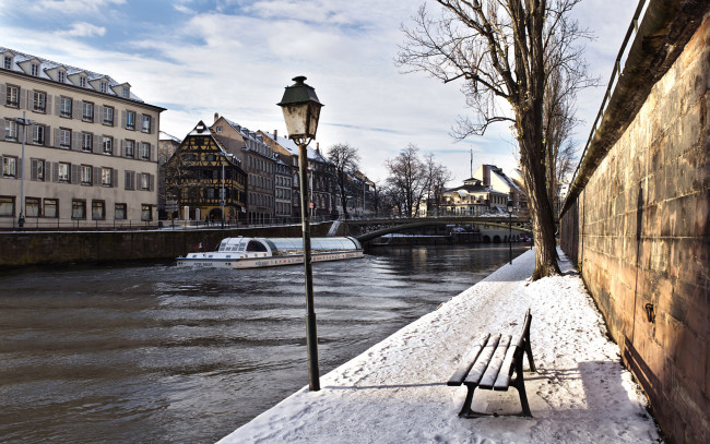 Обои картинки фото strasbourg, города, страсбург, франция, мосты, здания, набережная, баржа