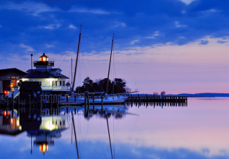 Картинка природа маяки маяк вечер закат синее сиреневое небо облака вода залив отражение