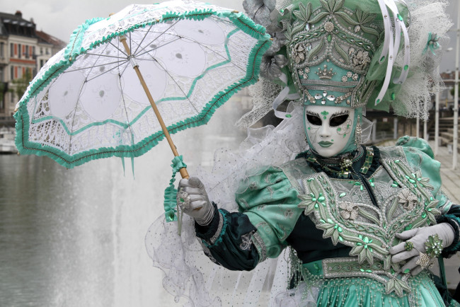 Обои картинки фото разное, маски, карнавальные, костюмы, венеция, карнавал, зонтик