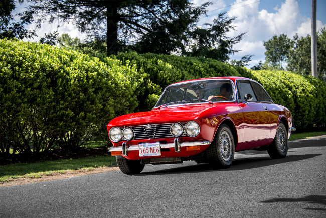 Обои картинки фото alfa romeo 2000 gtv, автомобили, alfa romeo, автошоу, автопробег, выставка