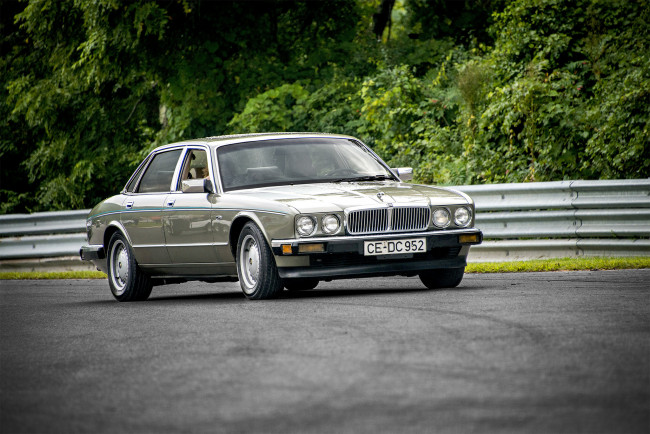 Обои картинки фото jaguar xj8 sovereign, автомобили, jaguar, выставка, автопробег, автошоу