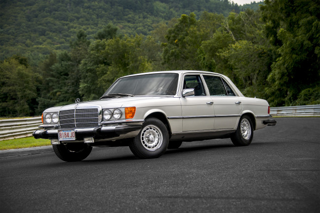 Обои картинки фото mercedes-benz w116, автомобили, mercedes-benz, выставка, автошоу, автопробег