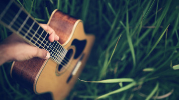 обоя музыка, -музыкальные инструменты, трава, руки, гитара