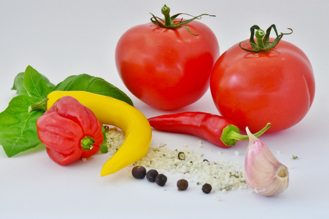 Обои картинки фото еда, овощи, помидоры, перец, чеснок, базилик, соль, томаты