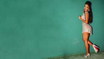 Картинка aline+bernardes девушки aline bernardes знаменитости платье высокие каблуки модели брюнетка бразилия фитнес louboutin модель