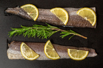 Картинка еда рыба +морепродукты +суши +роллы хек тушка лимон розмарин