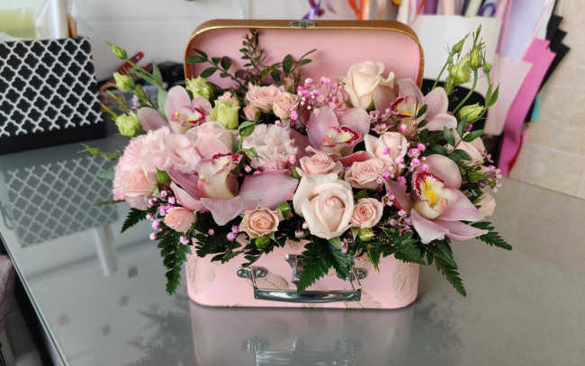 Обои картинки фото цветы, букеты,  композиции, чемоданчик, букет, розы, орхидеи