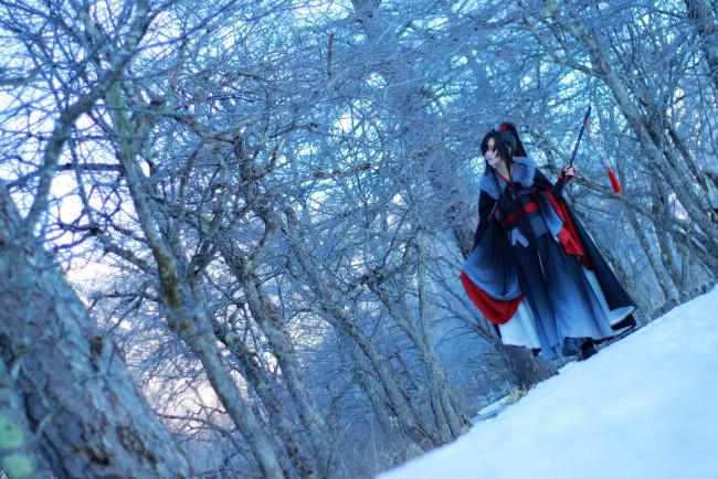 Обои картинки фото девушки, - креатив,  косплей, образ, костюм, зима, снег, лес, флейта