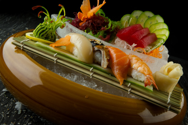 Обои картинки фото еда, рыба,  морепродукты,  суши,  роллы, овощи, суши, имбирь, васаби