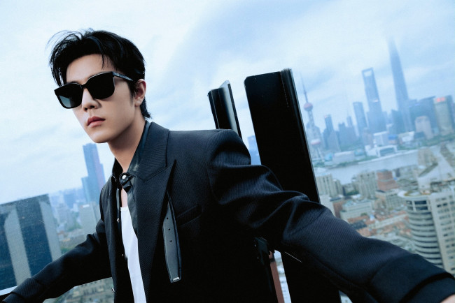 Обои картинки фото мужчины, xiao zhan, актер, пиджак, очки, город