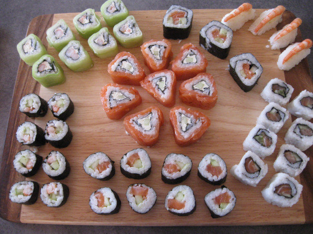 Обои картинки фото еда, рыба, морепродукты, суши, роллы, поднос, креветки, рис