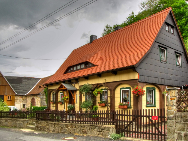 Обои картинки фото германия, гросшёнау, города, здания, дома, дом, деревья, цветник
