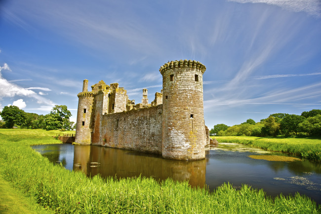 Обои картинки фото caerlaverock, castle, scotland, города, дворцы, замки, крепости, руины, шотландия, пруд