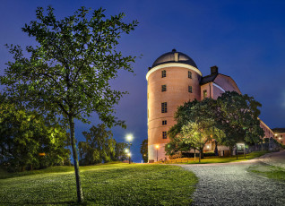 обоя uppsala castle швеция, города, - дворцы,  замки,  крепости, дизайн, castle, замок, uppsala, трава, ночь