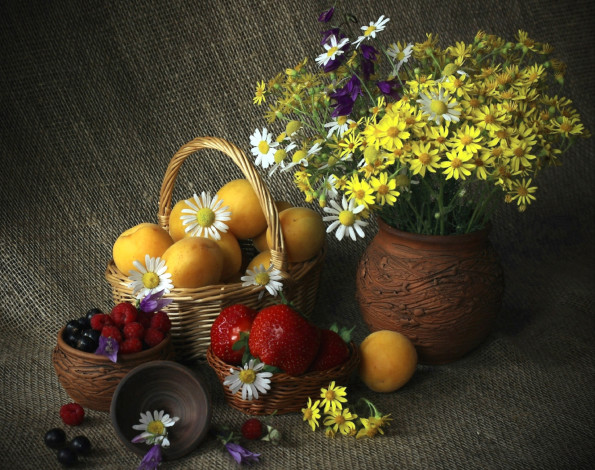 Обои картинки фото еда, фрукты,  ягоды, цветы, клубника, абрикосы, малина