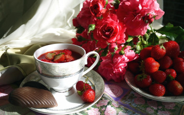 Картинка еда натюрморт ягоды печенье чашка компот клубника розы лето