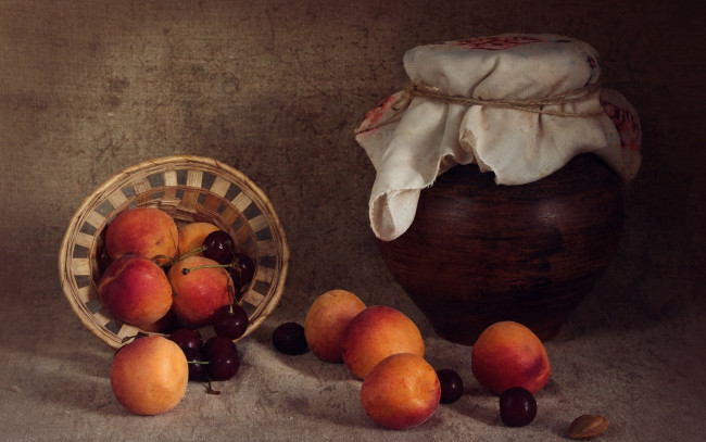 Обои картинки фото еда, фрукты,  ягоды, натюрморт, абрикосы, черешня, крынка, лето