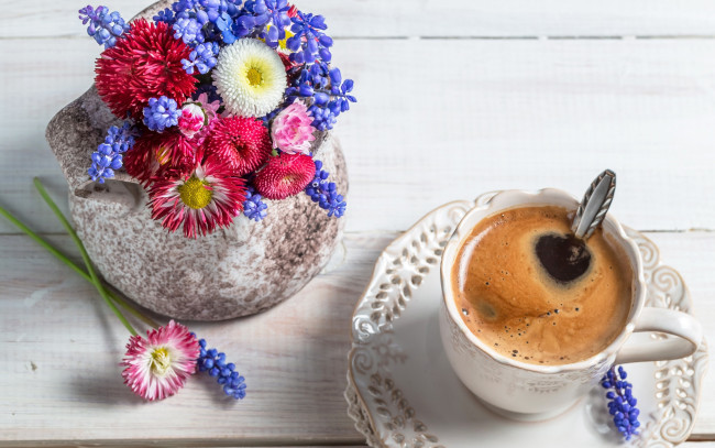 Обои картинки фото еда, кофе,  кофейные зёрна, coffee, flowers, букет, цветы
