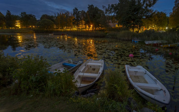 Картинка швеция корабли лодки +шлюпки трава водоем фонари деревья
