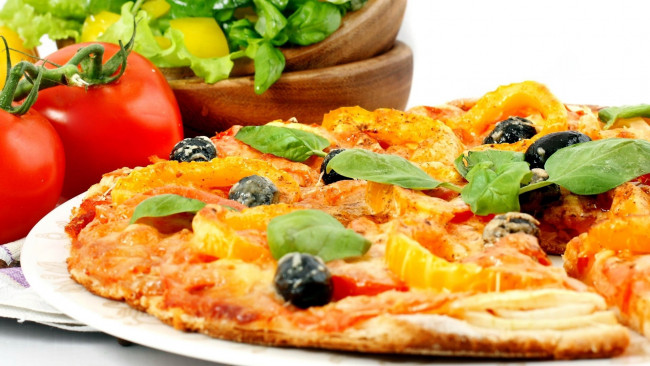 Обои картинки фото еда, пицца, помидоры, маслины, базилик
