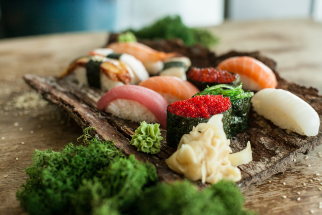 Обои картинки фото еда, рыба,  морепродукты,  суши,  роллы, лосось, роллы, вкусно, палочки, рис
