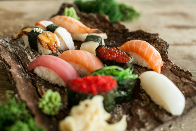 Обои картинки фото еда, рыба,  морепродукты,  суши,  роллы, вкусно, рис, палочки, лосось, роллы